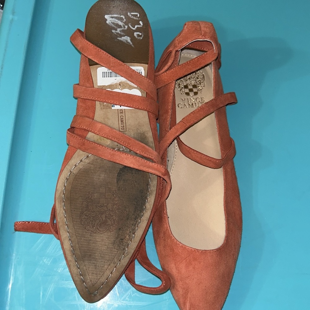 VINCE CAMUTO
Model Bevian
Retail $99.95 + tax
Orange color
Suede Pointed Toes - Picture 5 of 6